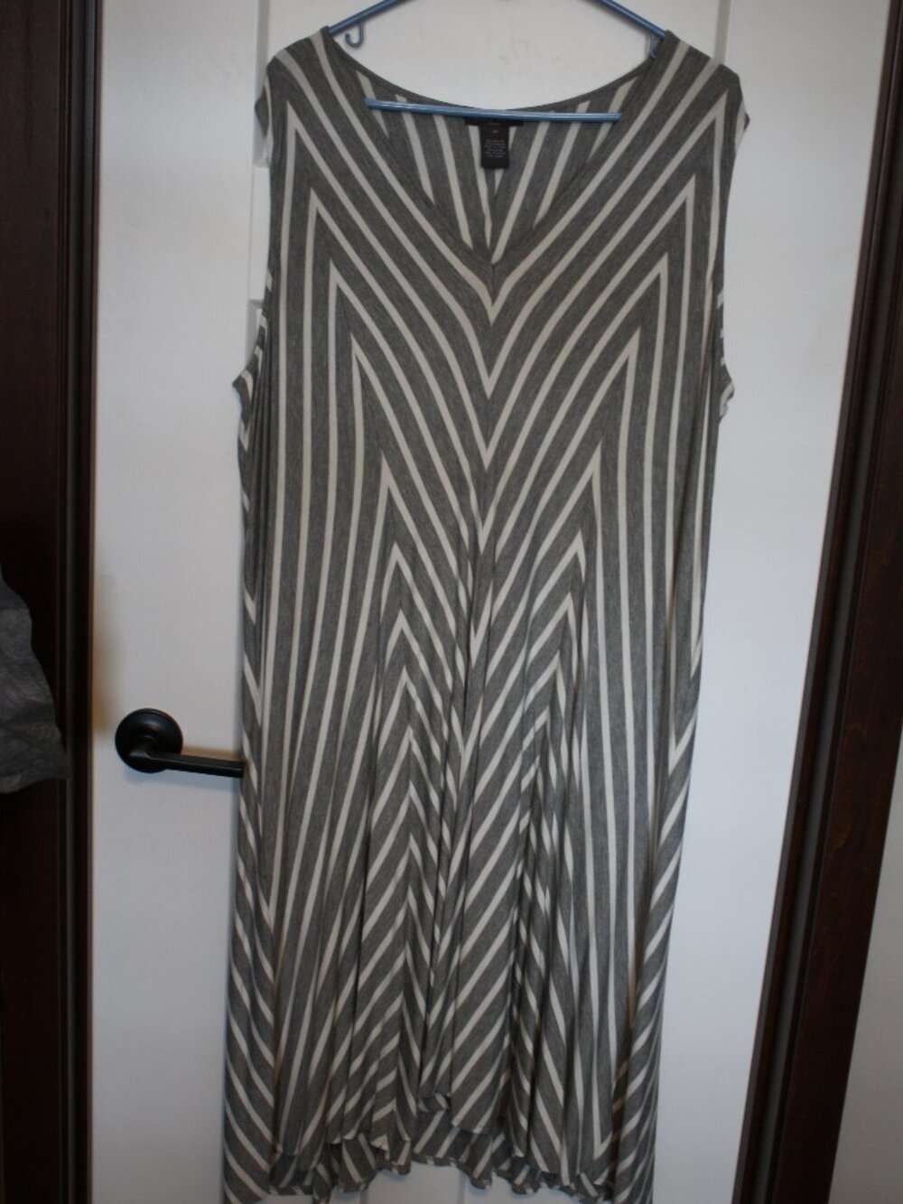 Chelsae & Theodore, Sleeveless, V-neck Dress, Gray & White, 3X, flattering fit